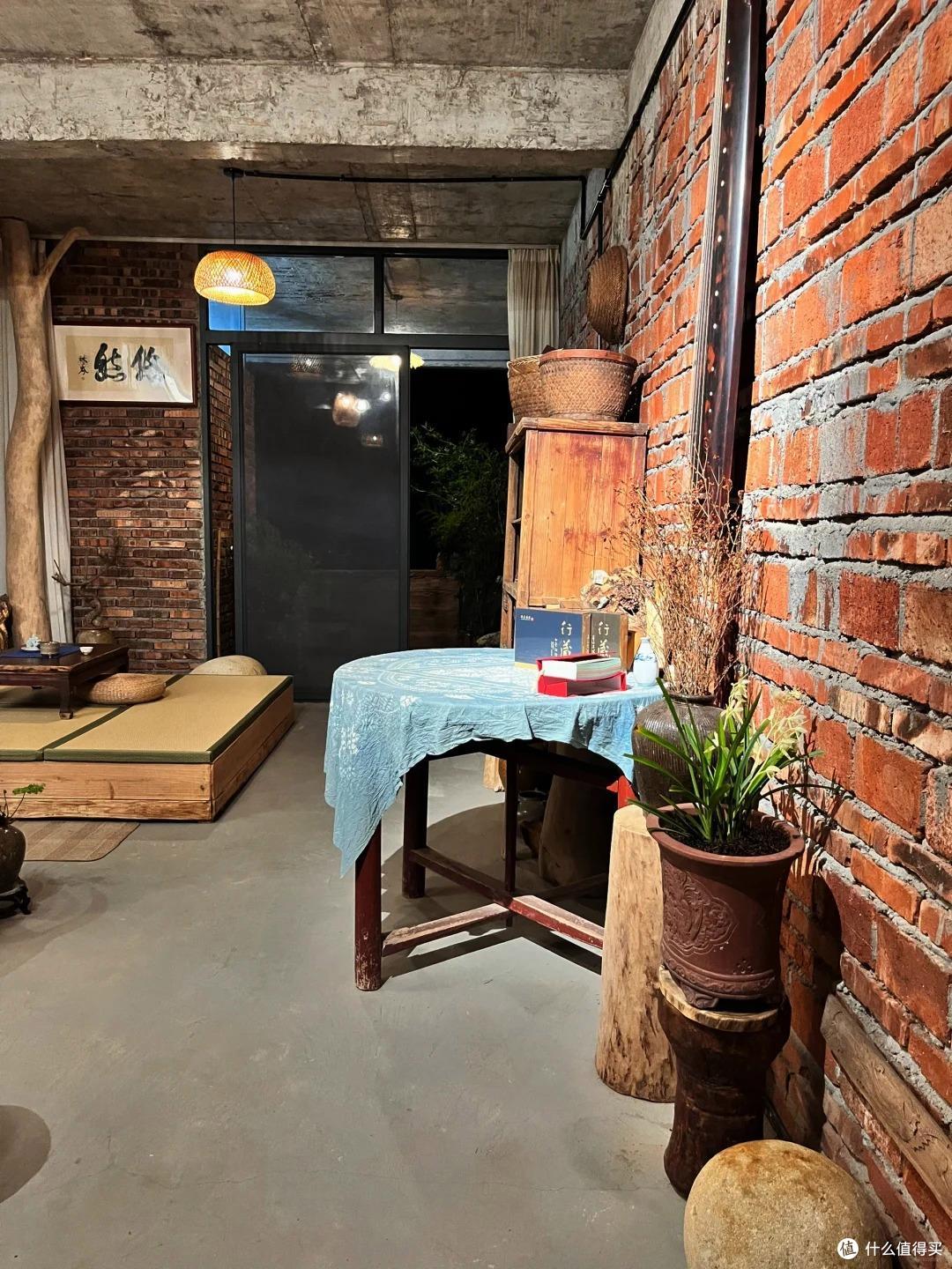 福建一男子,因“入住毛坯房”走红,仅一茶室就圈粉无数,真高级
