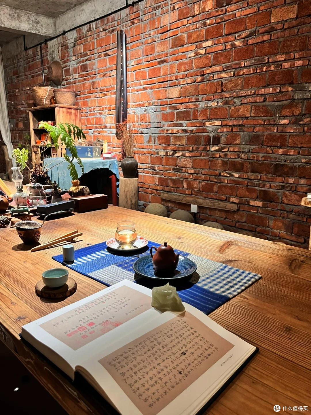 福建一男子,因“入住毛坯房”走红,仅一茶室就圈粉无数,真高级