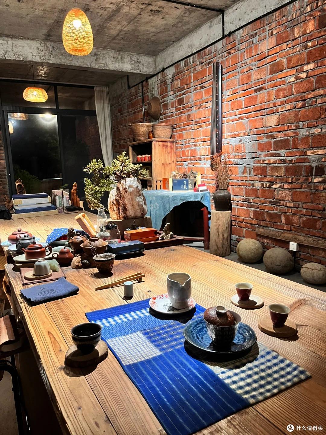 福建一男子,因“入住毛坯房”走红,仅一茶室就圈粉无数,真高级