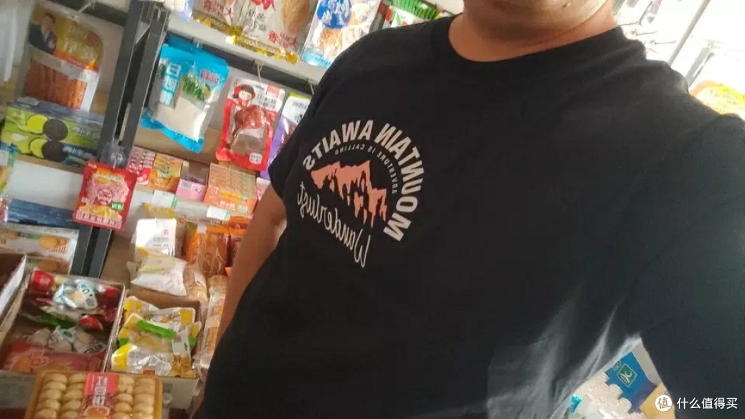 班尼路藏青色T恤:自在与百搭