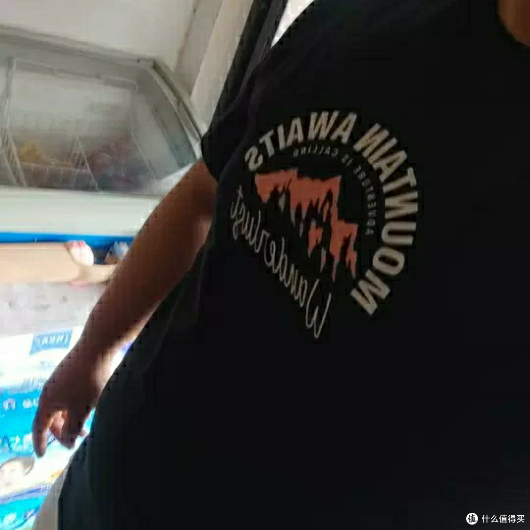 班尼路藏青色T恤:自在与百搭