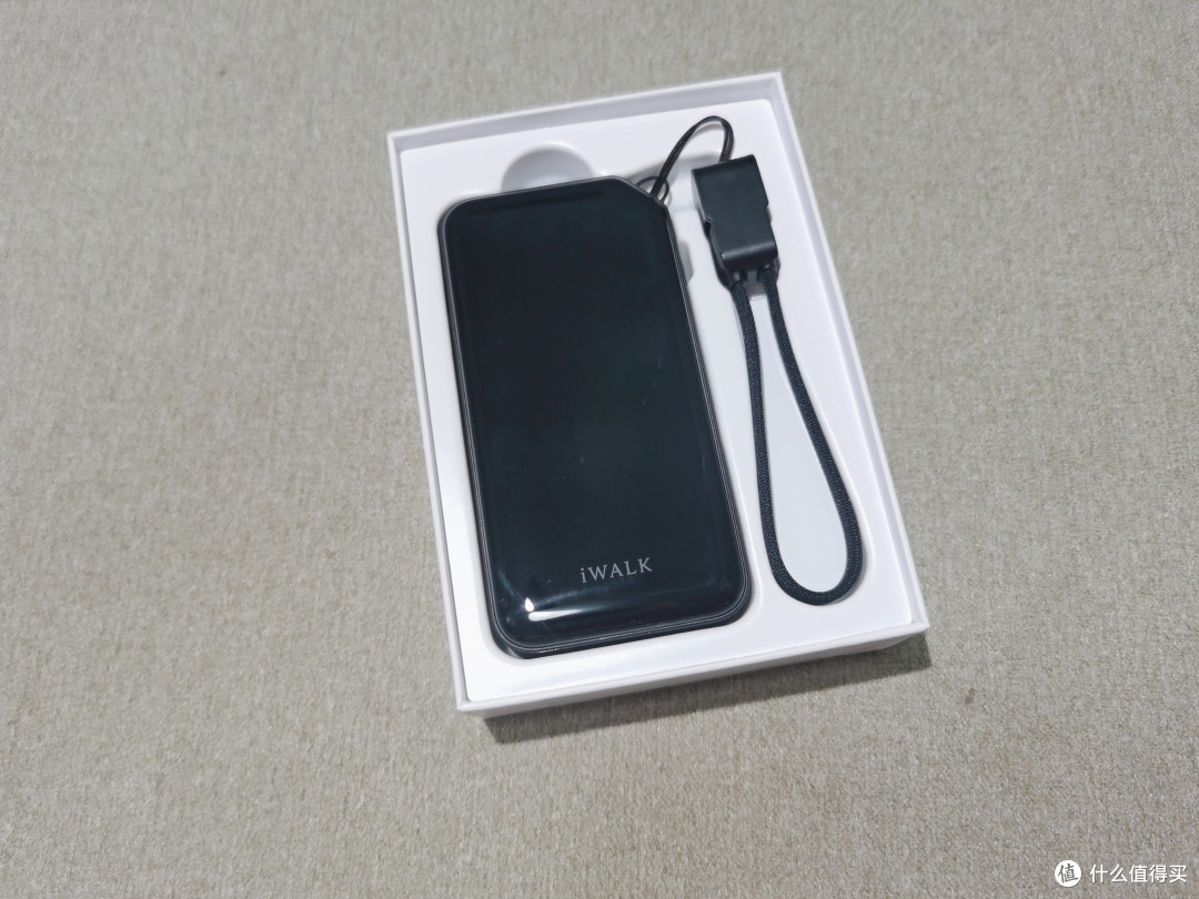 可拆自带线+隐藏支架+双口充电,轻装出行,iWALK掌心宝使用体验