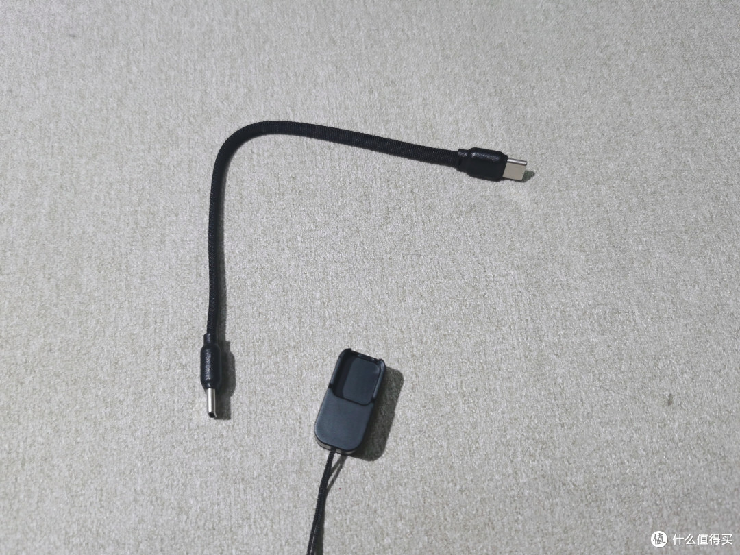 可拆自带线+隐藏支架+双口充电,轻装出行,iWALK掌心宝使用体验