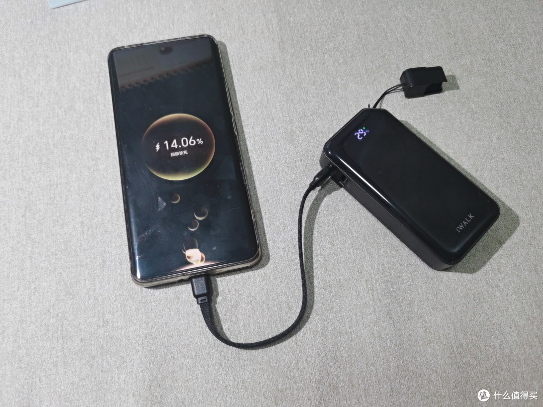 可拆自带线+隐藏支架+双口充电,轻装出行,iWALK掌心宝使用体验