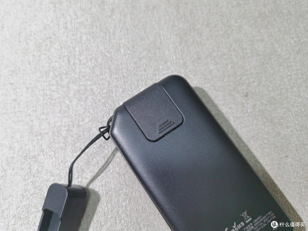 可拆自带线+隐藏支架+双口充电,轻装出行,iWALK掌心宝使用体验
