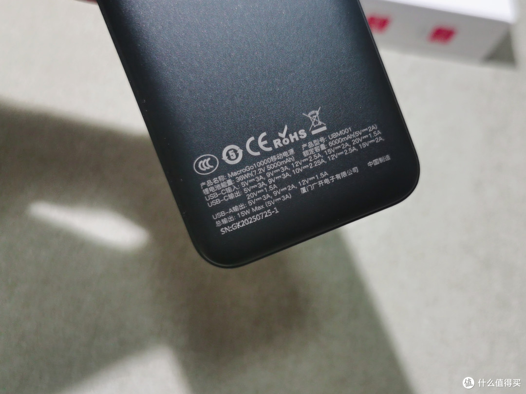 可拆自带线+隐藏支架+双口充电,轻装出行,iWALK掌心宝使用体验