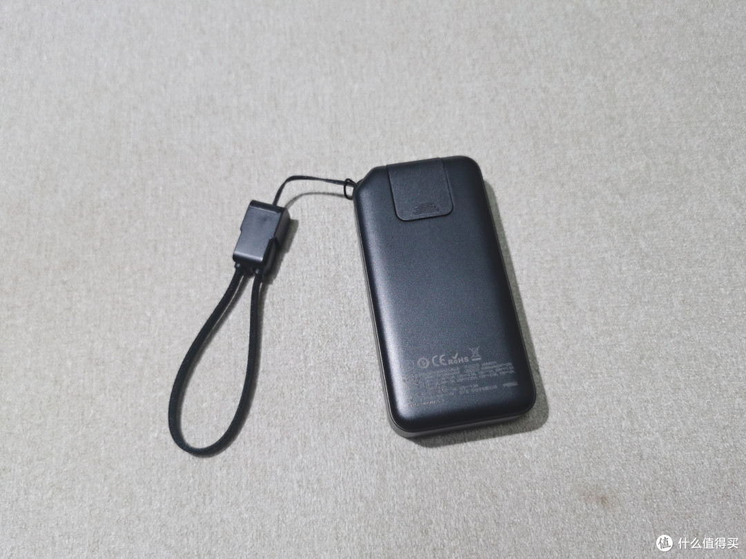 可拆自带线+隐藏支架+双口充电,轻装出行,iWALK掌心宝使用体验