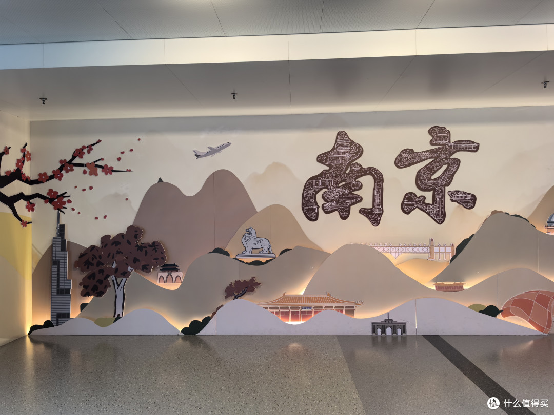 机场边上的南京宣传牌匾，上面是南京的特色景点