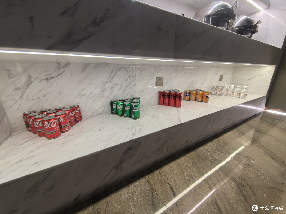 下面则是饮用水和碳酸饮料