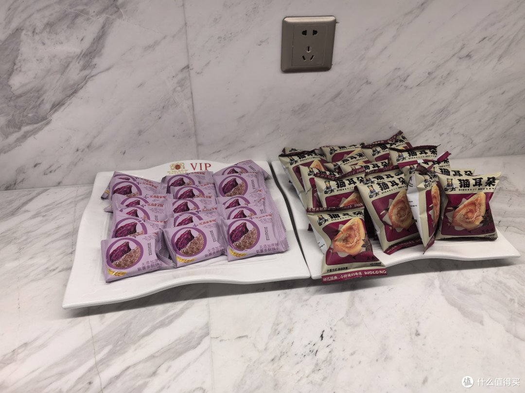边上的吧台上放着一些零食