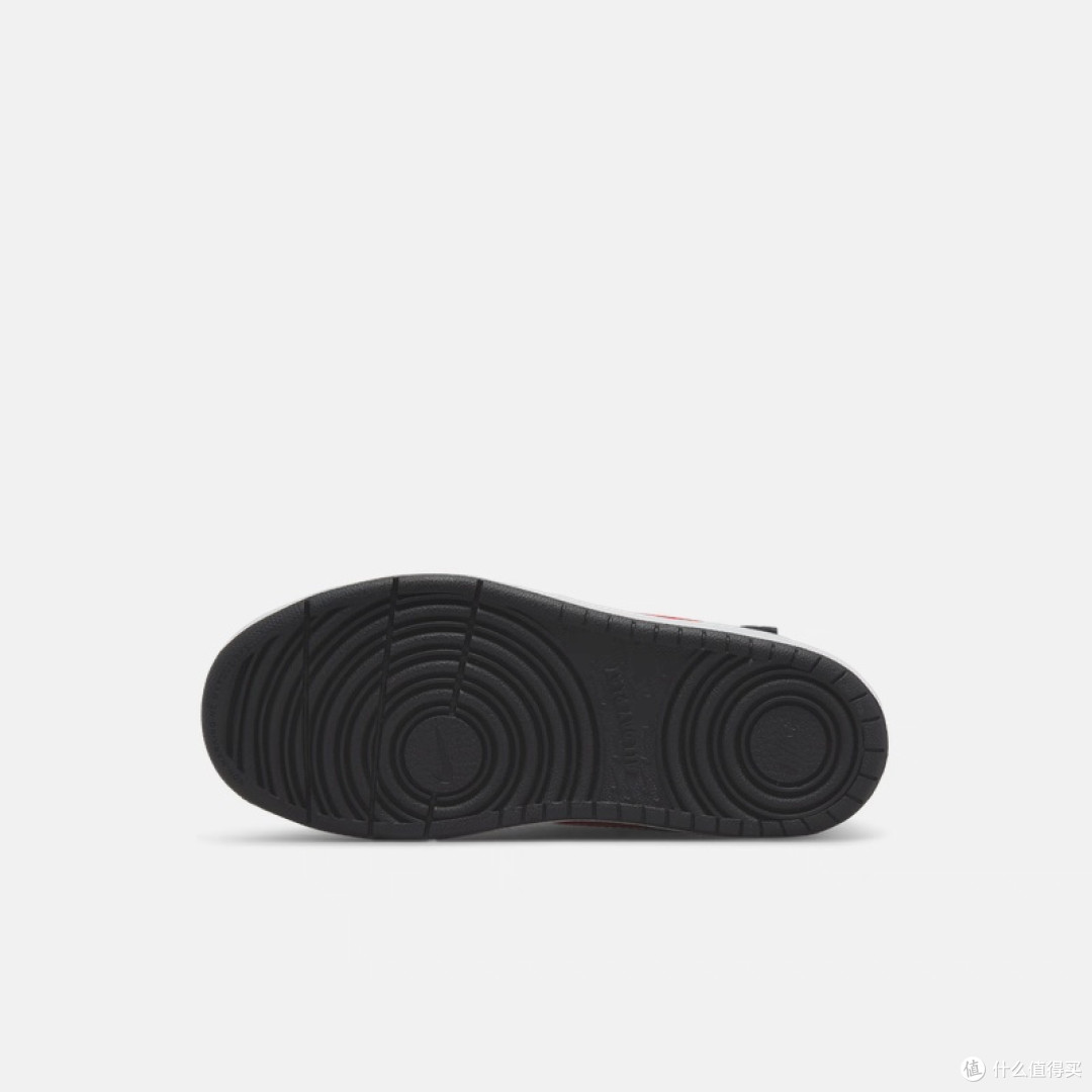 Nike酷菠萝童鞋:冬季实用与童趣设计