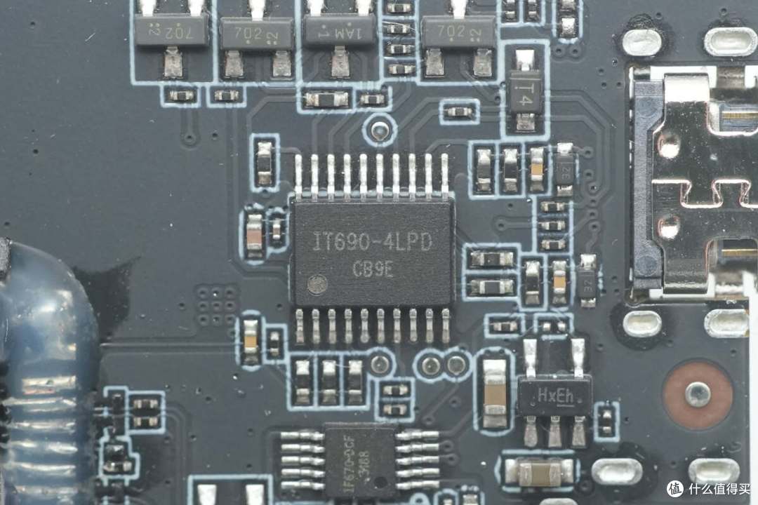 一个AR眼镜的配件也能做这么好！雷鸟边充边用USB-C转接器拆解