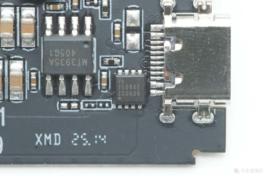 一个AR眼镜的配件也能做这么好！雷鸟边充边用USB-C转接器拆解