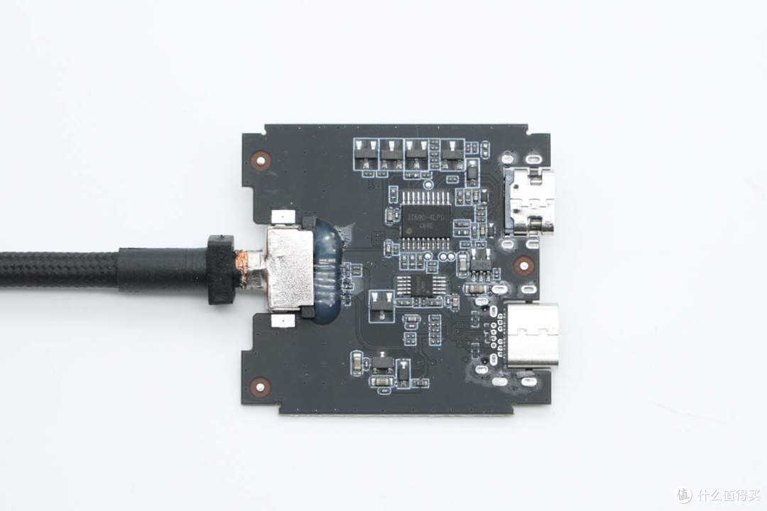 一个AR眼镜的配件也能做这么好！雷鸟边充边用USB-C转接器拆解