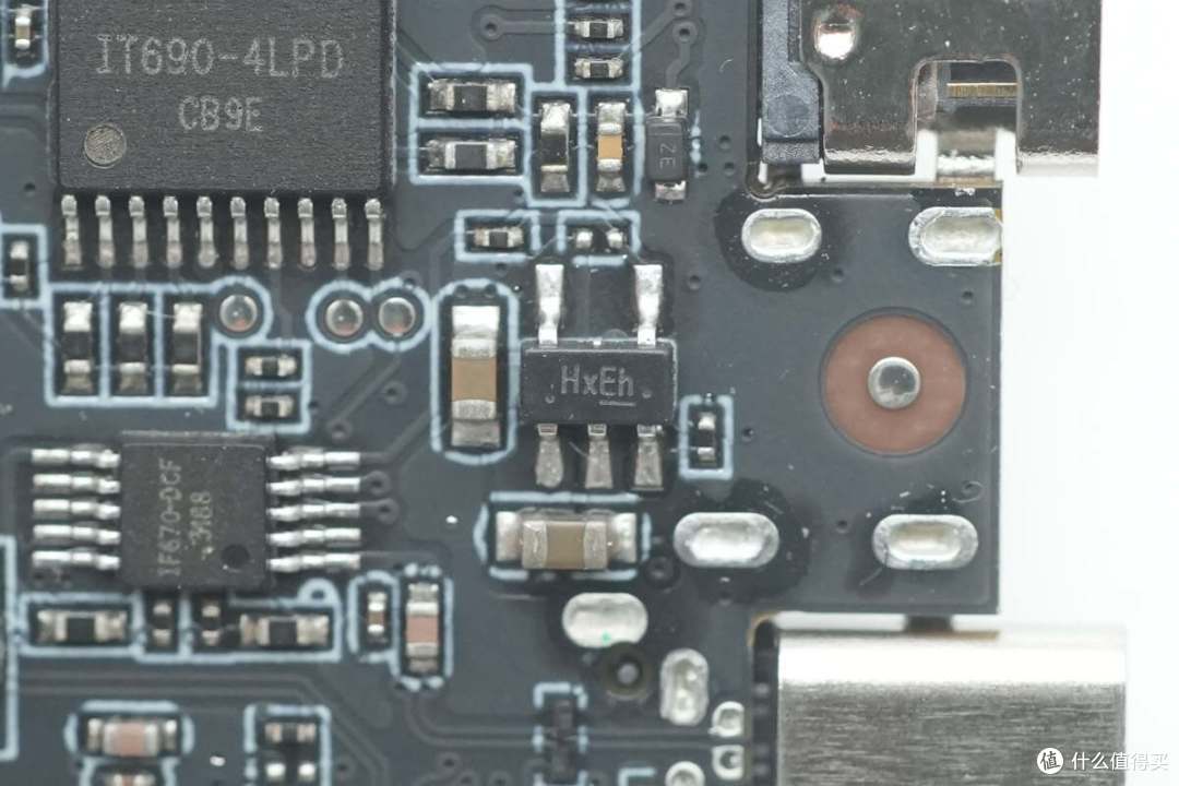 一个AR眼镜的配件也能做这么好！雷鸟边充边用USB-C转接器拆解