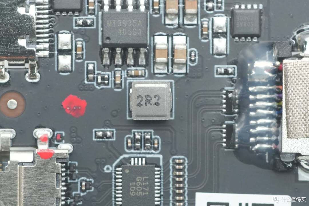 一个AR眼镜的配件也能做这么好！雷鸟边充边用USB-C转接器拆解