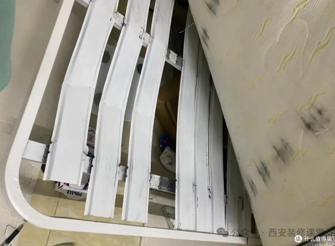 老一辈早就提醒:铁艺床不实用!年轻人偏不信,现在傻眼了……