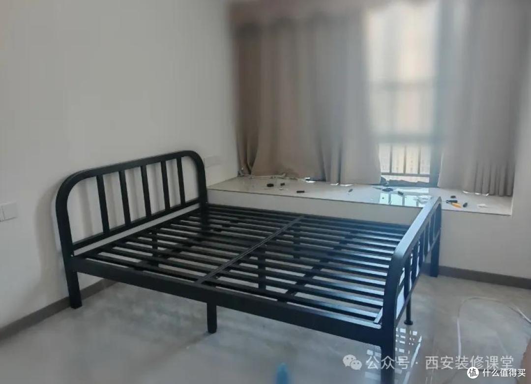 老一辈早就提醒:铁艺床不实用!年轻人偏不信,现在傻眼了……