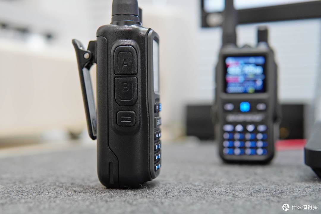 支持蓝牙写频和多种充电方式,小巧轻便的宝峰UV-5RMini使用体验