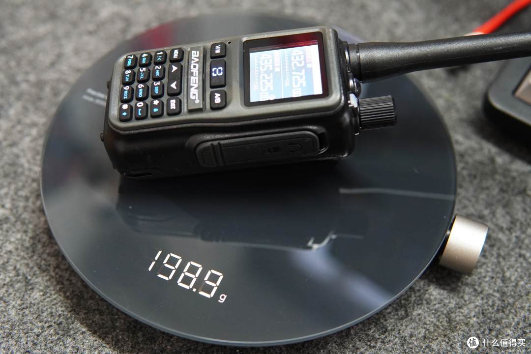 支持蓝牙写频和多种充电方式,小巧轻便的宝峰UV-5RMini使用体验