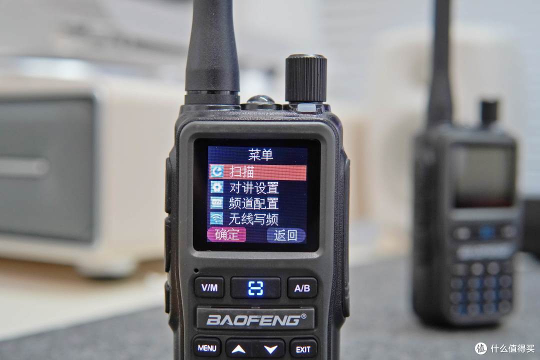 支持蓝牙写频和多种充电方式,小巧轻便的宝峰UV-5RMini使用体验
