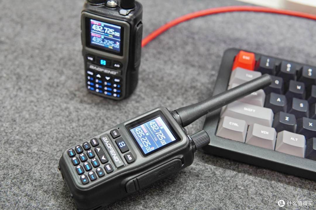 支持蓝牙写频和多种充电方式,小巧轻便的宝峰UV-5RMini使用体验