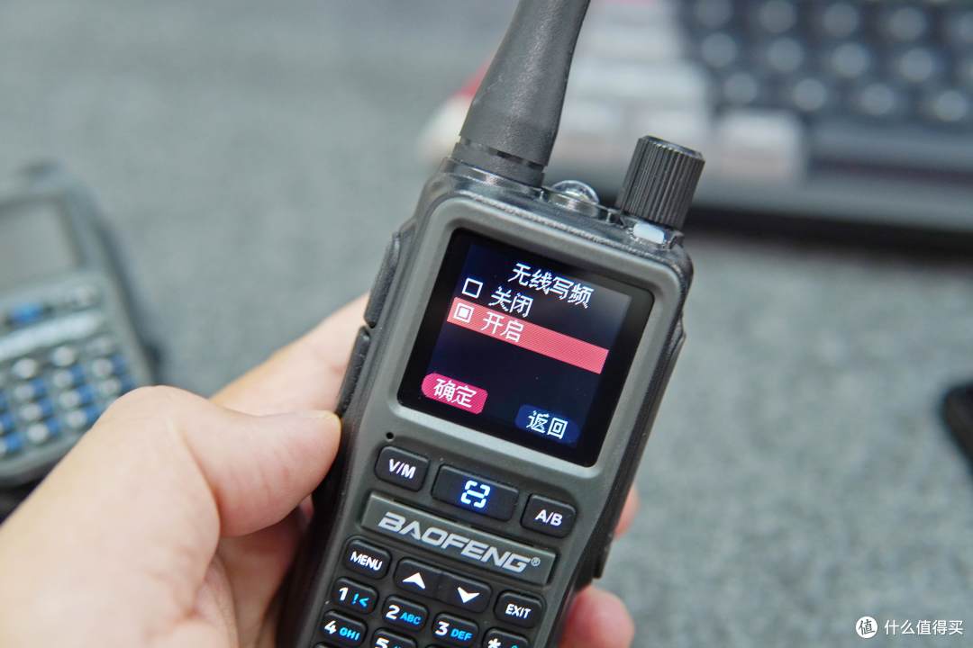 支持蓝牙写频和多种充电方式,小巧轻便的宝峰UV-5RMini使用体验