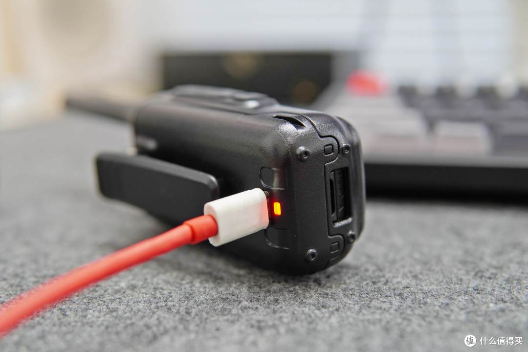 支持蓝牙写频和多种充电方式,小巧轻便的宝峰UV-5RMini使用体验