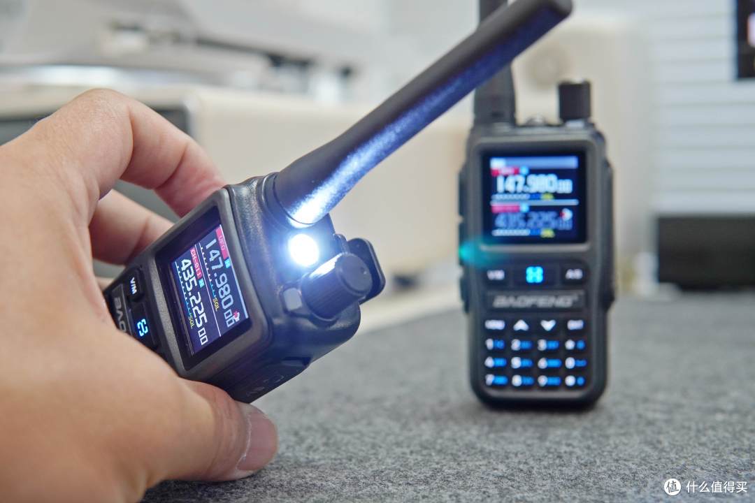 支持蓝牙写频和多种充电方式,小巧轻便的宝峰UV-5RMini使用体验