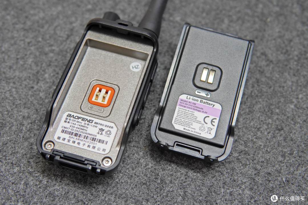 支持蓝牙写频和多种充电方式,小巧轻便的宝峰UV-5RMini使用体验