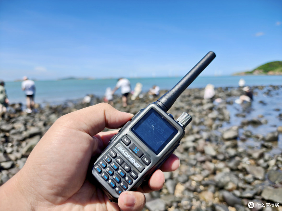 支持蓝牙写频和多种充电方式,小巧轻便的宝峰UV-5RMini使用体验
