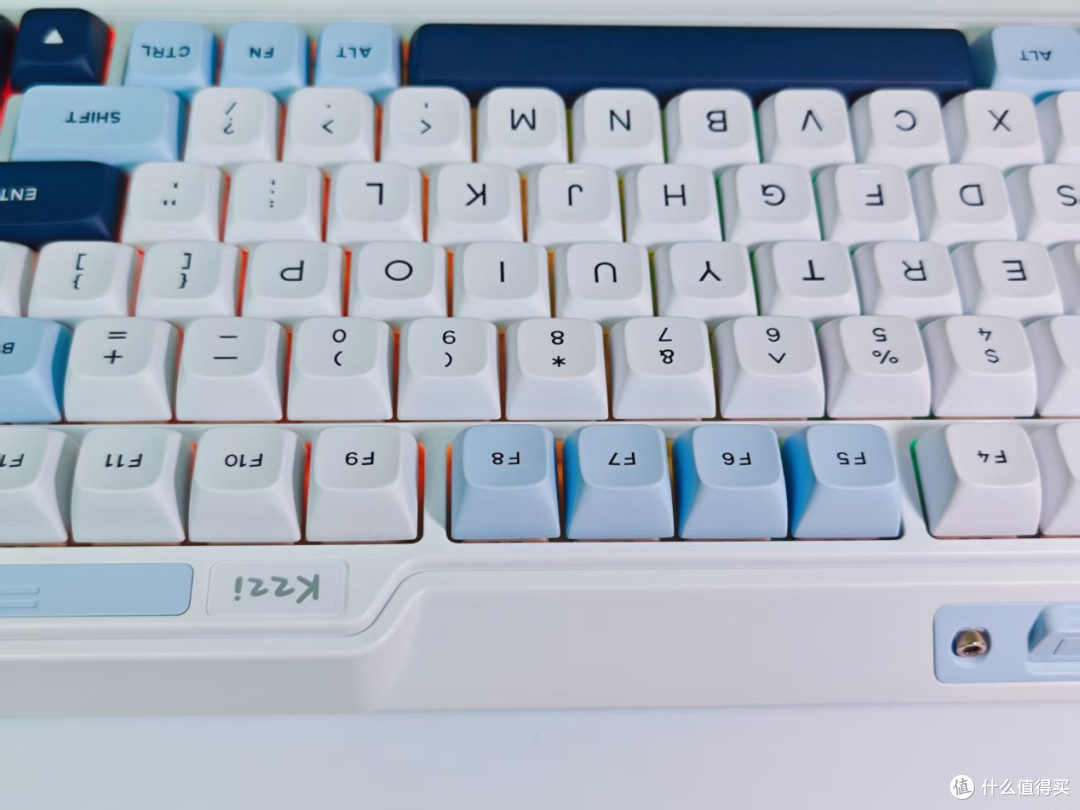 七夕送礼怕踩雷?百元卷王珂芝 K75 V2 键盘,实用到对象天天想你