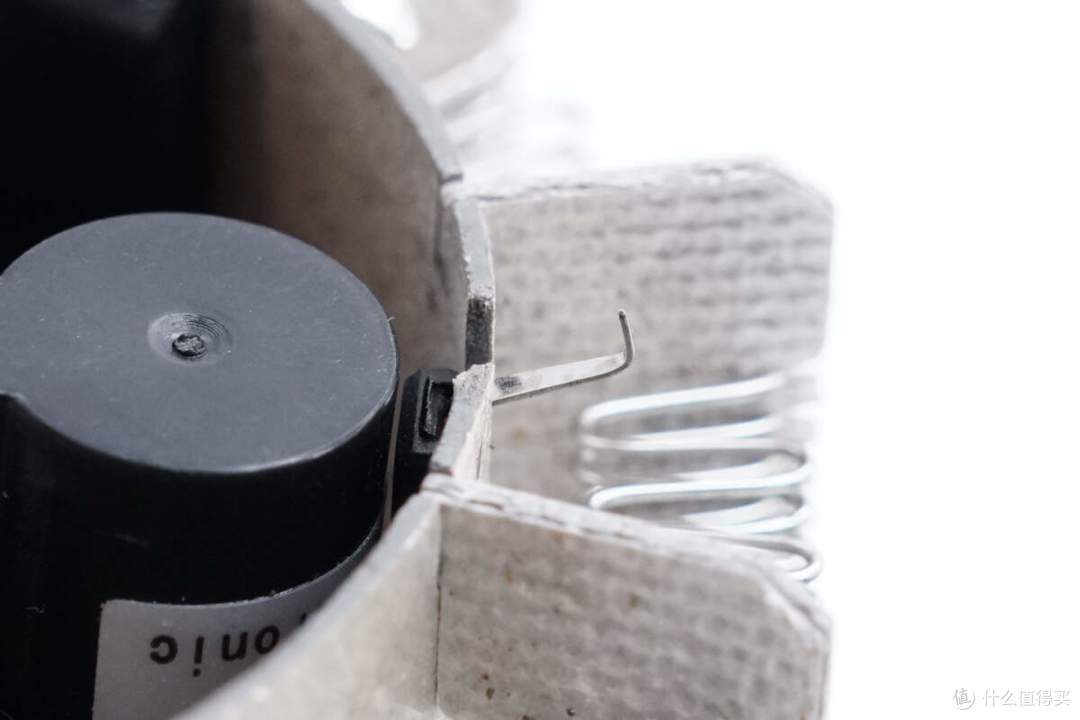 采用高速无刷电机售价200出头值不值得买?飞科高速吹风机拆解