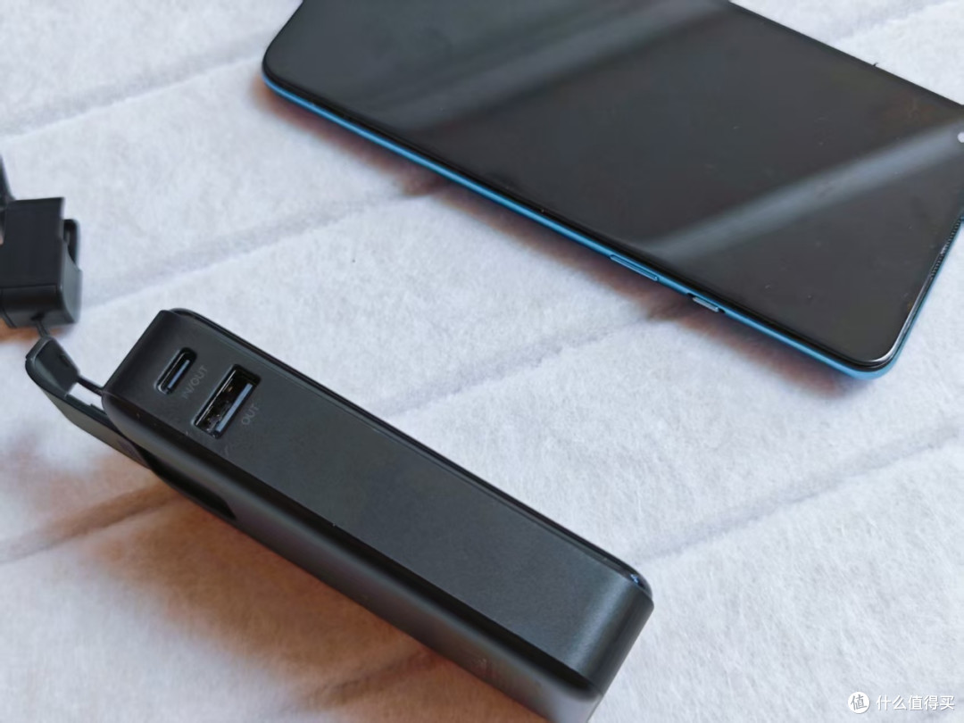 10000mAh+自带线+双口充+支架,iWALK掌心宝解决充电大麻烦