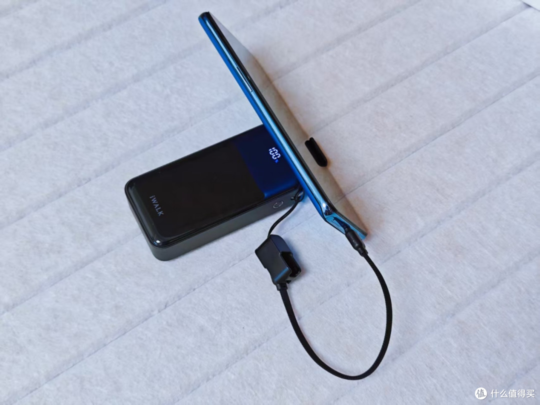 10000mAh+自带线+双口充+支架,iWALK掌心宝解决充电大麻烦