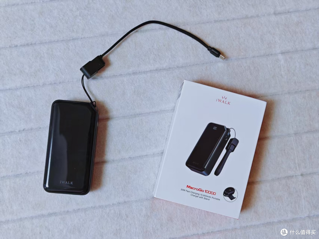 10000mAh+自带线+双口充+支架,iWALK掌心宝解决充电大麻烦