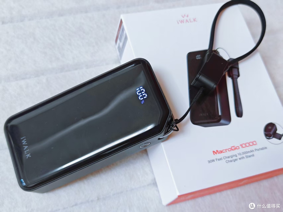 10000mAh+自带线+双口充+支架,iWALK掌心宝解决充电大麻烦