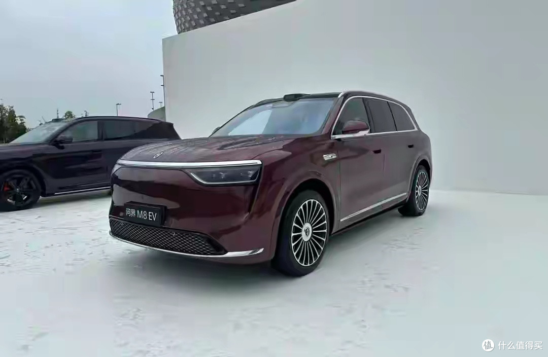 问界M8纯电版：大空间高配置SUV
