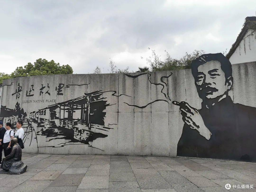 不让鲁迅吸烟,被投诉要换成“握拳”?笑掉大牙的抽象正义