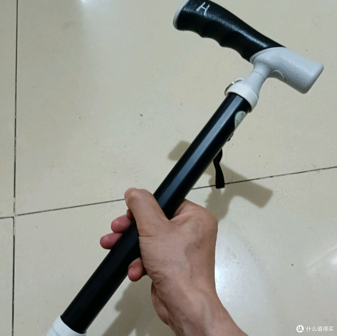 百嶐钛合金伸缩登山杖:以轻量化科技重塑户外与老年出行安全范式