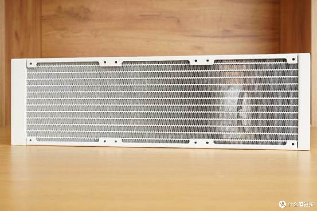 务实之选：银欣E360 MAX 水冷散热器-大屏、连体扇与高效能实测