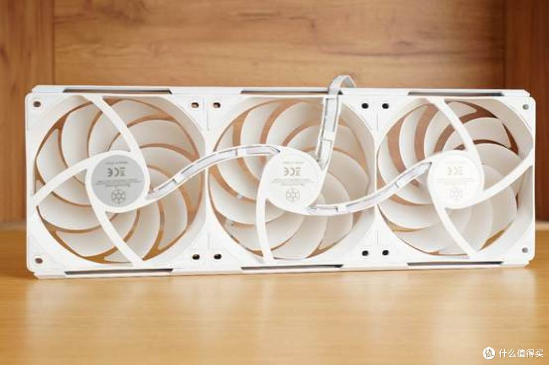 务实之选：银欣E360 MAX 水冷散热器-大屏、连体扇与高效能实测