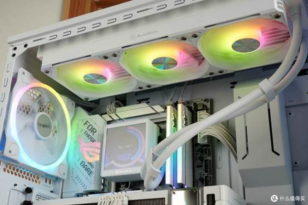 务实之选：银欣E360 MAX 水冷散热器-大屏、连体扇与高效能实测