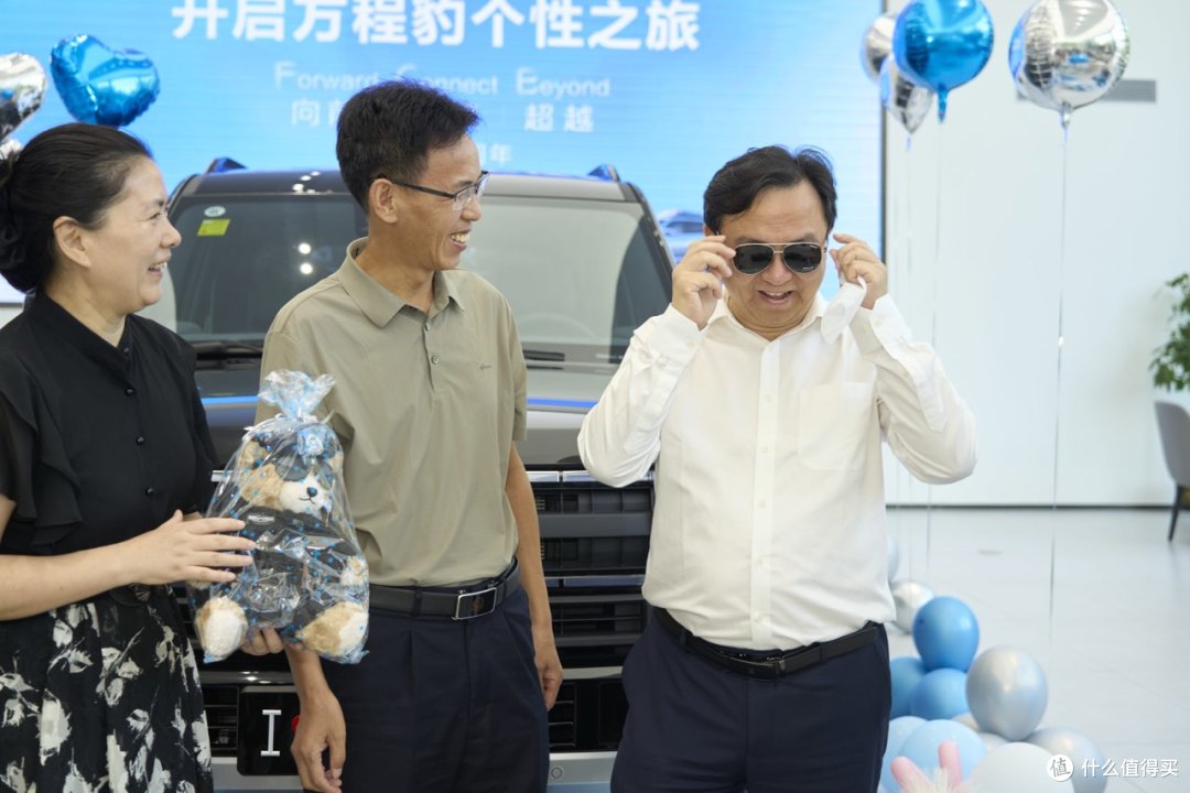 王传福带高管给方程豹车主交车, 变身“墨镜老王”,反差感拉满