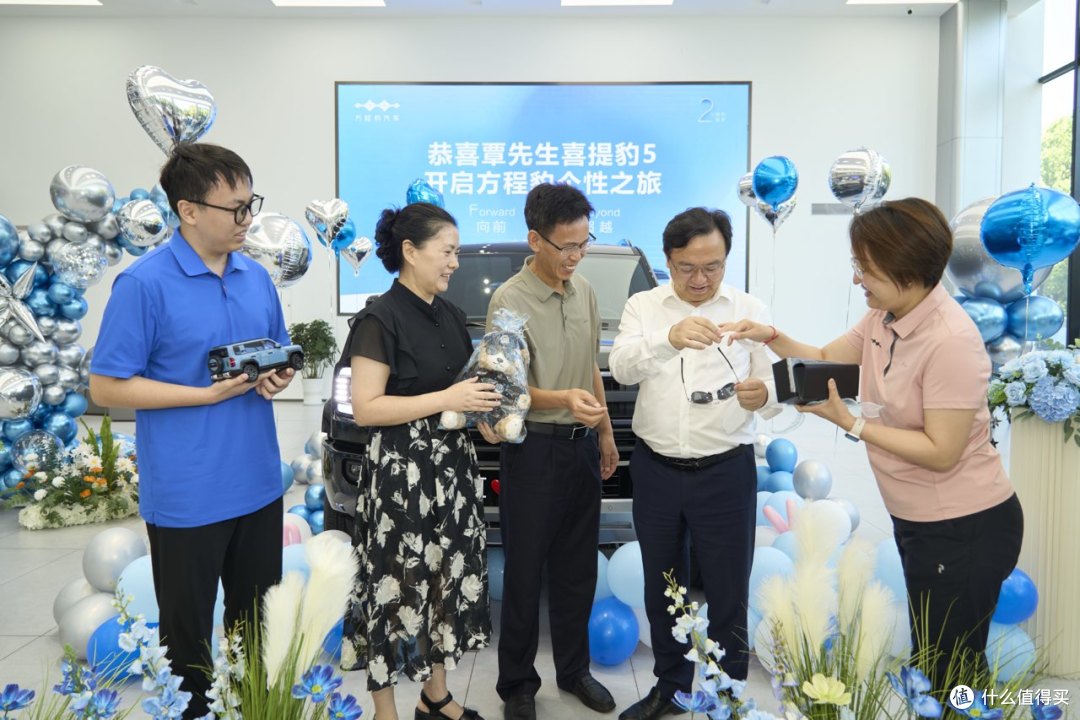 王传福带高管给方程豹车主交车, 变身“墨镜老王”,反差感拉满