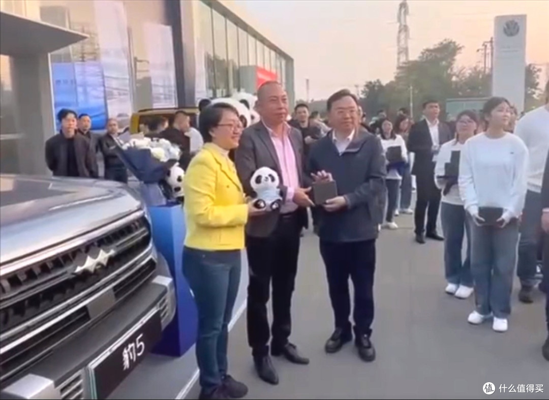 戴墨镜的船夫哥,奔赴河南、湖北只为见方程豹车主!