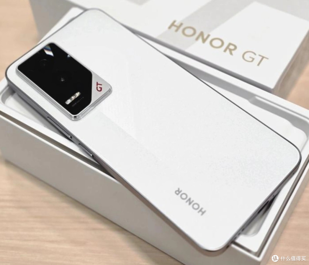 荣耀果断“发飙”,从2399元降至1699元,16GB+256GB+骁龙8Gen3