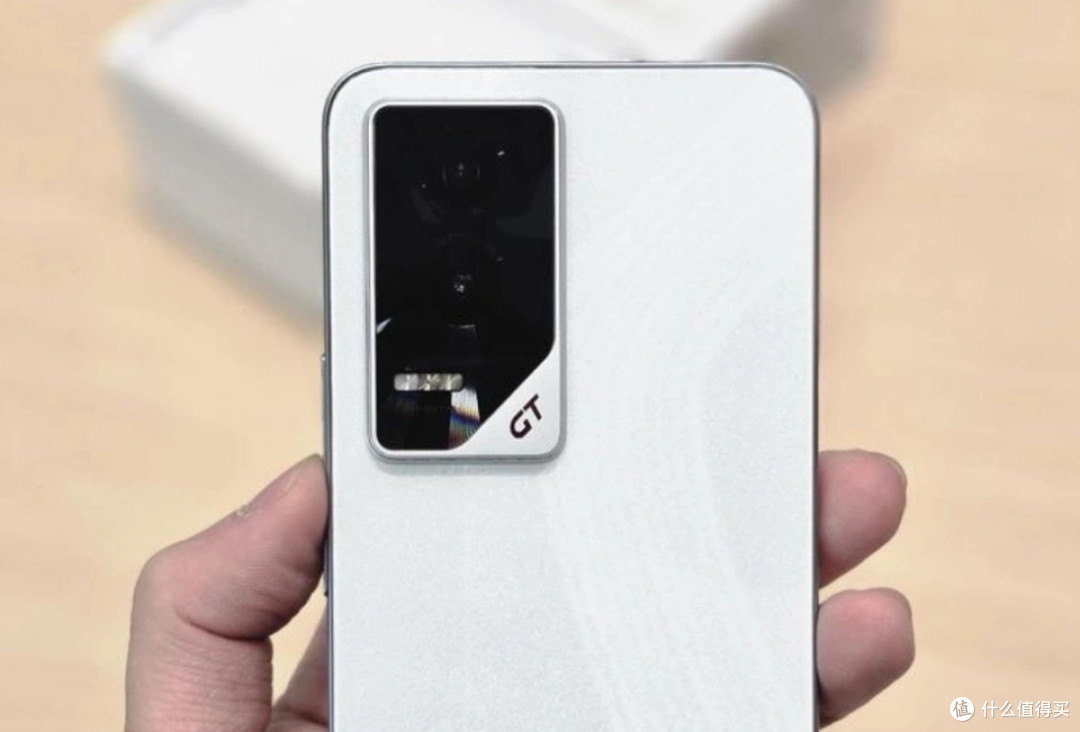 荣耀果断“发飙”,从2399元降至1699元,16GB+256GB+骁龙8Gen3