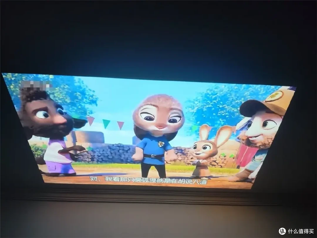 护眼、流畅、还便宜?用哈趣Q1 投影仪后,家人们更爱一起看电影