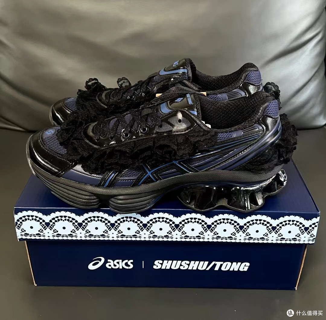 把芭蕾设计融入跑步鞋?SHUSHU/TONG✕Asics“蓝黑天鹅”